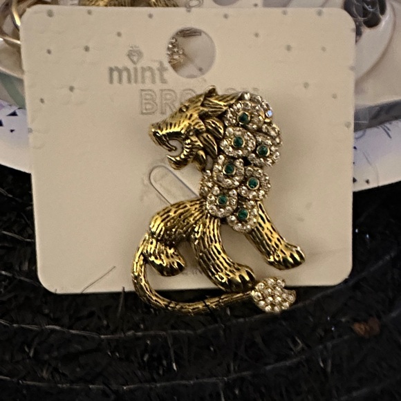 Source Unknown Jewelry - Source Unknown Gold and Green Lion Brooch